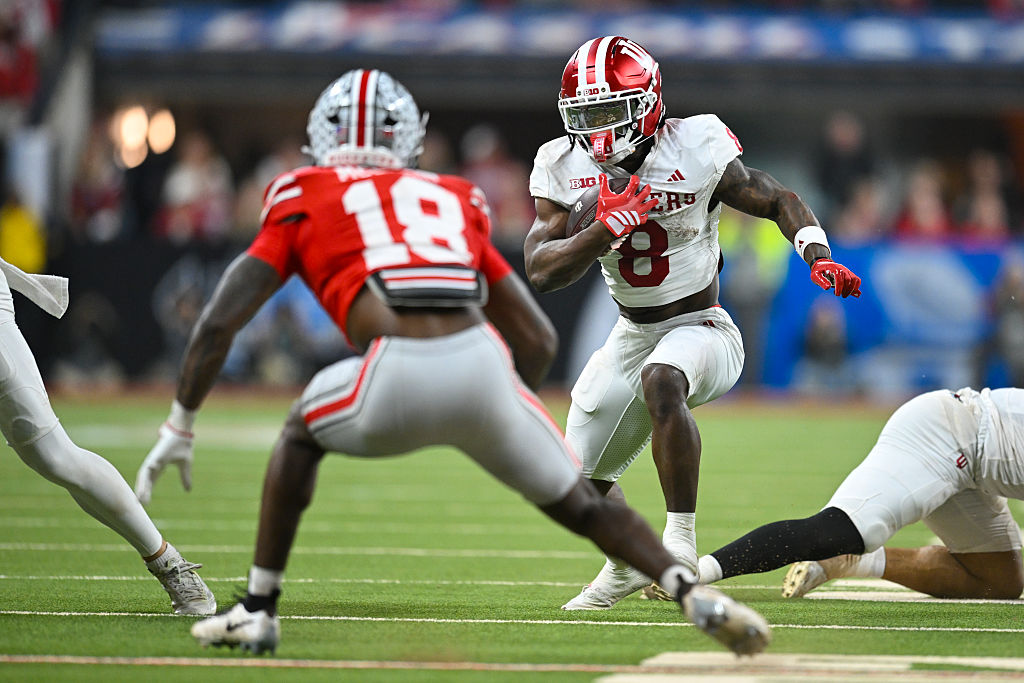 Indiana Hoosiers Running Back Kaelon Black (8) rips off a 37-yard run