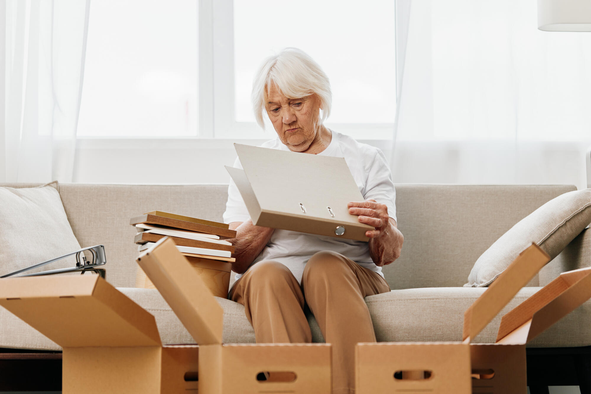 What research shows about the prevalence of hoarding behaviors