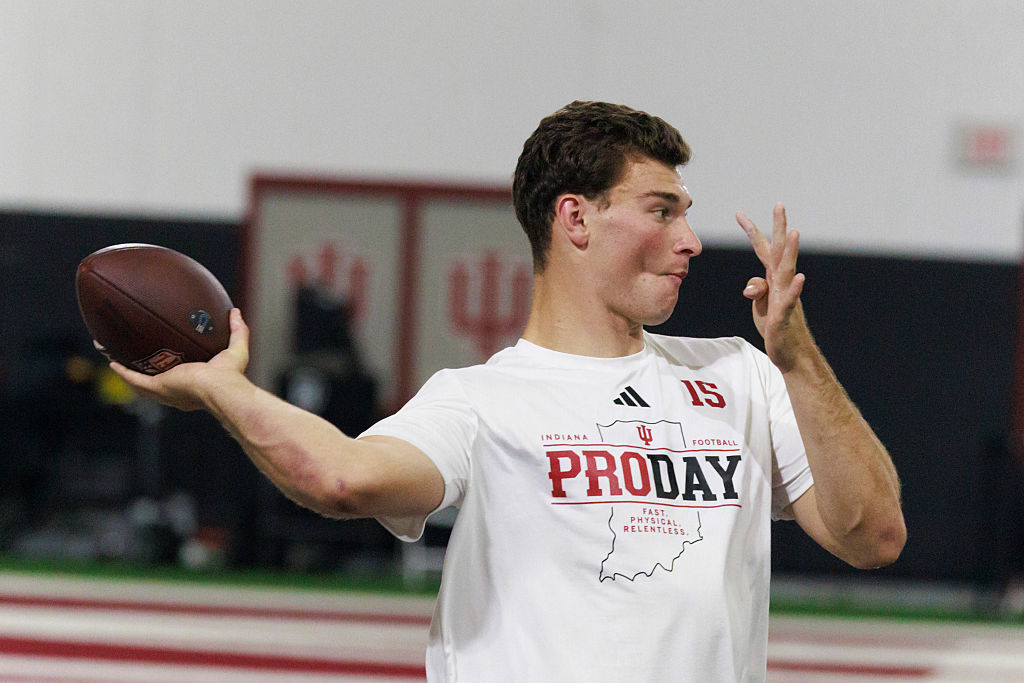 Indiana Hoosiers quarterback Fernando Mendoza (15) throws a
